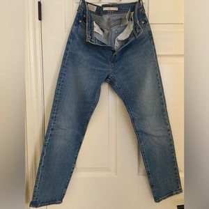 Levi’s Original Wedgie Icon Fit 100% cotton Med wash sz W28.
